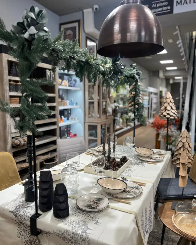 🌲 Si respira già aria di Feste in negozio ✨
Alberelli in legno naturale, tessuti con cervi e boschi innevati, pigne e dettagli scultorei: tutto il fascino dell'inverno per iniziare a pensare alla tavola e agli addobbi delle Feste.
Passate a scoprire le novità!! Lasciatevi ispirare! 🕯️🦌
📍Bruno Tex
#Feste #ArredoCasa #HomeDecor #TavolaDelleFeste #ShopLocal #MadeInItaly #AtmosferaInvernale #ComplementiDArredo  #NewArrivals #CasaAutunno #brunotex
