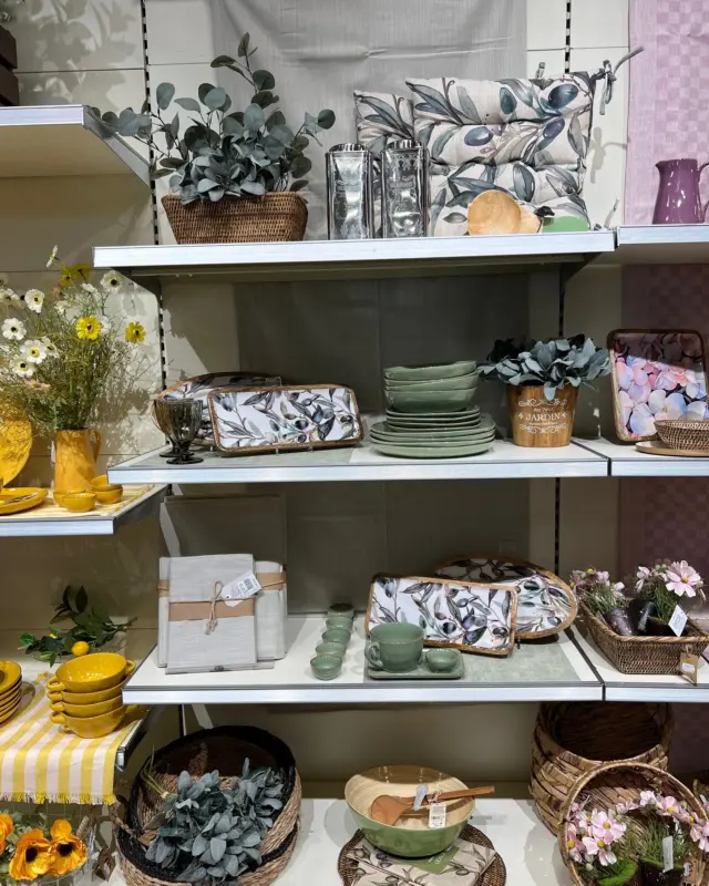 Sapore di Mediterraneo, direttamente in tavola 🫒🌿
Ecco Olyvia: la collezione che porta l'atmosfera degli uliveti in ogni angolo della casa. Piatti e ciotole verde salvia, vassoi in legno con la fantasia ramo d'ulivo, cuscini da esterno e tessuti coordinati ogni dettaglio racconta la stessa storia, tra eleganza naturale e semplicità autentica.
L'estate resta anche quando le foglie iniziano a cambiare 🍃
Vi aspettiamo in negozio per scoprire tutta la collezione Olyvia dal vivo 🤍
📍Bruno Tex
#Olyvia #CasaEArredamento #HomeDecor #StileMediterraneo #Ulivo #InteriorDesign #brunotex #HomeDecor #CasaEArredamento #dettaglicasa #TavolaApparecchiata