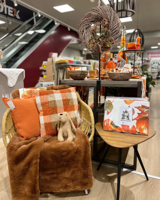 Autunno a tavola: tutte le sfumature dell'arancio 🍂🍊
Zucche, melograni, cachi e foglie di vite che sembrano dipinti a mano: la tovaglia Artissima di Tag House, Made in Italy, accende la tavola e detta il tono di tutta la mise en place.
Intorno, un mix di materiali caldi: vetro ambrato rigato, rattan intrecciato, velluto a coste del grembiule Winkler, sottopentola in feltro dai toni terracotta e plaid effetto pelliccia per le sere sul divano. E poi i colori inconfondibili di Le Creuset: mini cocotte, macinasale e rafraîchisseur per il vino, per un tocco di fuoco in più. 🔥
Idee per scaldare la casa, dalla cucina al salotto. ✨
Quale accostamento vi conquista di più? 👇
#autunno #tavolaautunnale #misenplace #tavolaapparecchiata #arancione #lecreuset #taghouse #artissima #madeinitaly #homedecor #arredamentocasa #casaaccogliente #cozyhome #autumndecor #fallvibes #tabledecor #tableware #cucina #accessoricucina #decorazioneautunnale