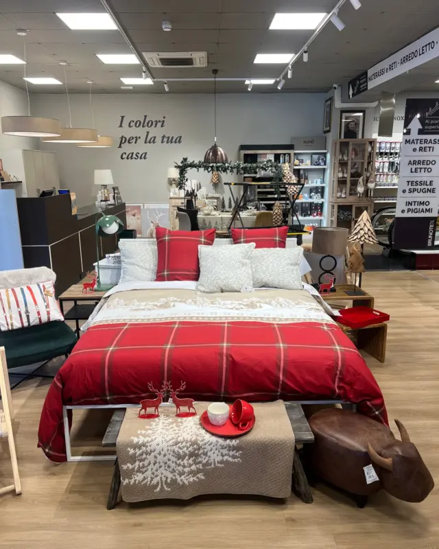 ❄️ I colori dell'inverno entrano in casa tua ❄️
Plaid rosso, cuscini a trama morbida e legno naturale: l'atmosfera da chalet di montagna arriva nel nostro store! 🦌🌲
Tra copripiumini a quadri, cuscini dalla texture avvolgente, renne in ceramica e alberelli in legno scolpito, ogni angolo racconta l'inverno più autentico.
Vieni a scoprire tutta la collezione invernale per la tua casa, i colori giusti ci sono sempre. 🏠✨
📍Bruno Tex
#arredamento #casa #inverno #natale2026 #homedecor #interiordesign