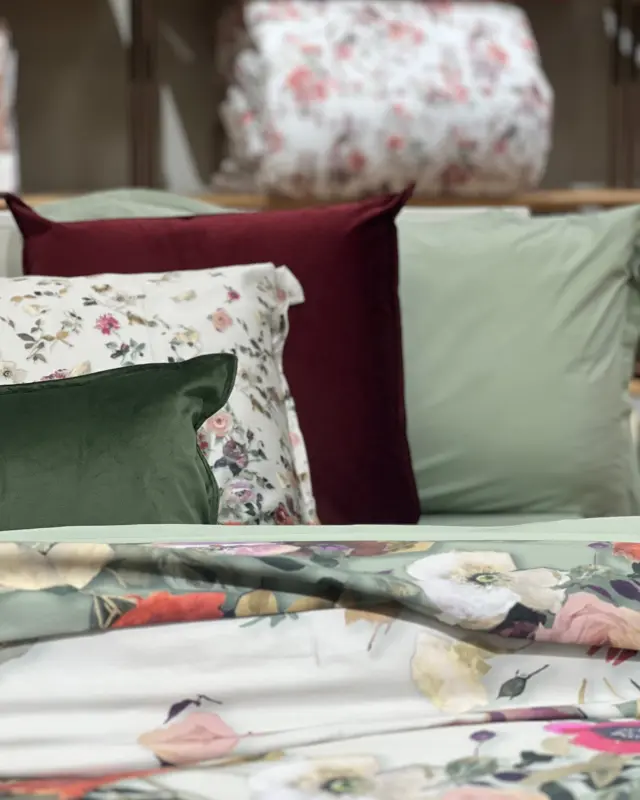 🌸 Un giardino da sogno tra le lenzuola. La nuova collezione Fazzini porta in camera da letto tutta la poesia di un tramonto in campagna: fiori dipinti a mano, velluti in verde bosco e bordeaux, morbidezza in ogni dettaglio.
✨ Vieni a scoprirla in negozio.
#Fazzini #FazziniHome #biancheriadicasa #interiordesign #bedroom #homedecor #madeinitaly