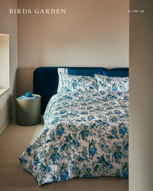 Birds Garden immagina un giardino narrativo abitato da uccelli e farfalle, con un disegno ricco di dettagli nelle tonalità profonde dei blu e dei rossi.
Scopri la collezione in negozio.

#fazzini #fazzinihome #italianattitude #madeinitaly #autunnoinverno #fallwinter #birdsgarden