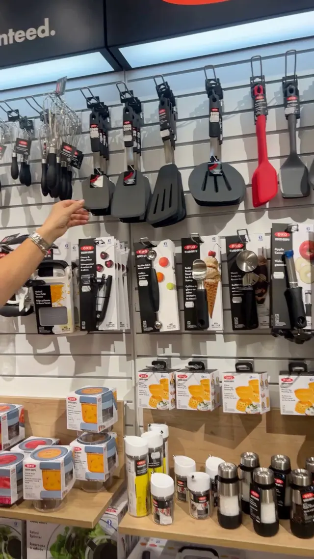 Lucia ci porta alla scoperta dei nostri prodotti OXO preferiti 🧡
Piccoli gesti, grandi comodità: impugnature ergonomiche, design intelligente e quella praticità che rende ogni giorno in cucina più semplice. Scopri con lei quali sono i suoi must-have!
👉 Quale di questi prodotti non può mancare nella tua cucina? Scrivilo nei commenti!
📍 Trovi tutta la selezione OXO da noi
🔖 Salva il reel per non perdere i consigli di Lucia
#OXO #OXOGoodGrips #CucinaSmart #AccessoriCucina #CasalinghiItalia #UtensiliDaCucina #IdeeCucina #ConsigliDiLucia #cucinafacile