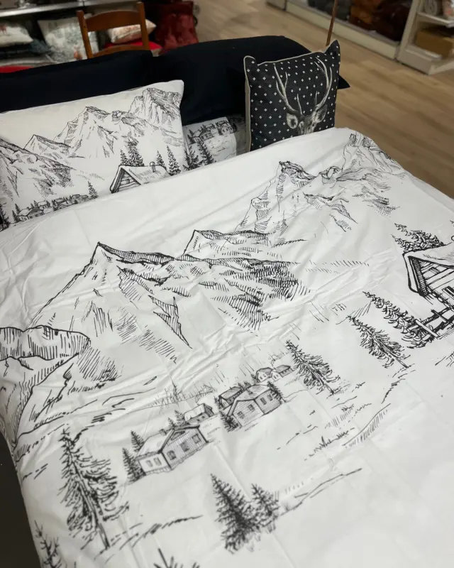 Chalet vibes ❄️🏔️
Quando fuori arriva il freddo, dentro si accende la magia della montagna. Il nostro nuovo set copripiumino firmato Daunex Home Collection porta l'atmosfera di un villaggio alpino direttamente in camera da letto: cime innevate, baite, abeti e uno stile disegnato a mano che sembra uscito da un vecchio taccuino di viaggio.
🖤 Bianco e nero elegante, dal carattere deciso
🦌 Cuscino con cervo in jacquard per un tocco rustico-chic
🌲 Abbinabile a plaid, pouf intrecciato e accessori in velluto per un look caldo e accogliente
Perfetto per chi sogna un inverno in baita, anche senza muoversi da casa. ✨
📍Vieni a scoprirlo in negozio e lasciati ispirare!
#daunex #homedecor #biancheria #copripiumino #chalet #chaletstyle #montagna #inverno #arredamentocasa #camerada​letto #bedroomdecor #cozyhome #winterdecor #mountainstyle #interiordesign #casacalda #stilealpino #madeinitaly